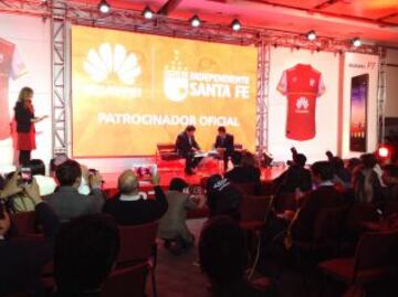 El presidente de Santa Fe, César Pastrana firma contrato con Huawei por dos años