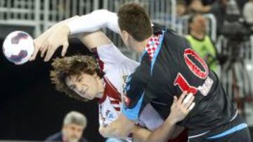 Luisfe Jiménez no puede superar la defensa de Celica