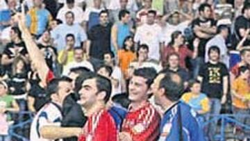 <b>FELICIDAD. </b>Los jugadores de ElPozo se abrazan tras la victoria.