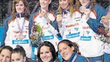 <b>DIEZ MEDALLISTAS. </b>Las ocho participantes y las dos reservas del 'equipo' español posaron para la foto.