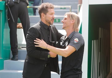 El entrenador del Atl¨¦tico de Madrid, Simeone y el entrenador del Elche, Beccacece, se saludan antes del inicio del encuentro.