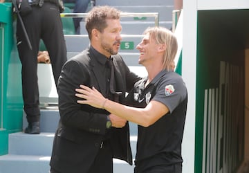 El entrenador del Atlético de Madrid, Simeone y el entrenador del Elche, Beccacece, se saludan antes del inicio del encuentro. 