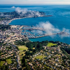 Adiós a España: hermosas playas de islas británicas tomadas del Caribbey sobre las Islas Canarias o Malorga