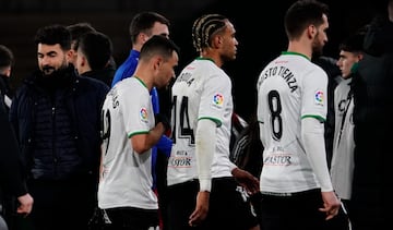 Matheus, Mboula y Tienza, del Racing, tras perder con el Mirandés.