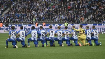 El Hertha Berlín se arrodilla por una campaña contra el racismo