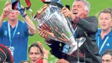 <b>GANADOR. </b>Carlo Ancelotti, manteado por los jugadores tras ganar la Champions de 2007.