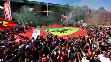 Fans display a giant Scuderia Ferrari banner as they celebrate after the Italian Formula One Grand Prix at the Autodromo Nazionale circuit in Monza on September 3, 2017. / AFP PHOTO / ANDREJ ISAKOVIC
 PUBLICADA 04/09/17 NA MA34 3COL