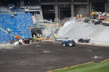 Los trabajos de remodelación del estadio del Real Madrid siguen sin pausa. A unos días del estreno los esfuerzos se centran en el terreno de juego.