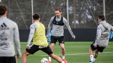 Jordan Holsgrove, con el balón, durante un entrenamiento del Celta en la ciudad deportiva del club celeste.
