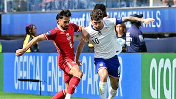 Mathieu Choiniere y Christian Pulisic juegan la pelota en partido en Estados Unidos y Canadá en Concacaf Nations League.