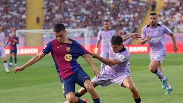 BARCELONA, 24/08/2024.- El centrocampista del FC Barcelona Pedro González 'Pedri' y el centrocampista del Athletic Club Beñat Prados (d) durante el partido de la segunda jornada de LaLiga EA Sports, entre el FC Barcelona y el Athletic de Bilbao, en el Estadio Olímpico de Montjuic, en Barcelona. EFE/ Alejandro García