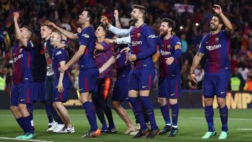 Barcelona give themselves a guard of honour after Clásico