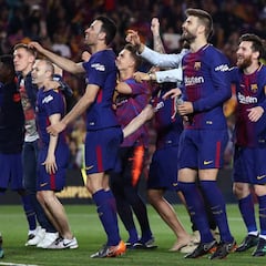 Barcelona give themselves a guard of honour after Clásico