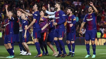 Barcelona give themselves a guard of honour after Clásico