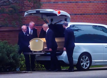 Los portadores llevan el ataúd de Sven-Goran Eriksson en la iglesia de Fryksande. 

