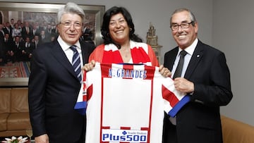 Almudena Grandes entre Enrique Cerezo, presidente del Atlético, y Adelardo, una de sus más grandes leyendas, en 2015.