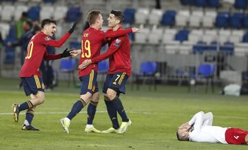 Los jugadores de España celebrando el gol de la victoria de Dani Olmo 
