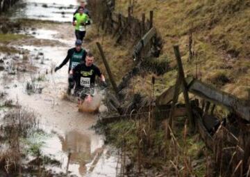 La carrera Tough Guy, se celebra desde 1987 en Inglaterra y desafía a sus participantes a recorrer 15km llenos de los obstáculos, donde hasta los más expertos se quedan en el camino. 