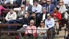 El futbolista del Barcelona Gerard Piqu&eacute; presencia el partido entre David Ferrer y Alexander Zverev de cuartos de final de Copa Davis entre Espa&ntilde;a y Alemania en la Plaza de Toros de Valencia.