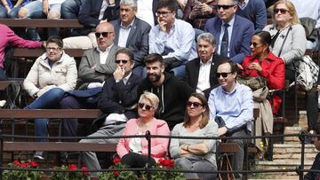 El futbolista del Barcelona Gerard Piqué presencia el partido entre David Ferrer y Alexander Zverev de cuartos de final de Copa Davis entre España y Alemania en la Plaza de Toros de Valencia.