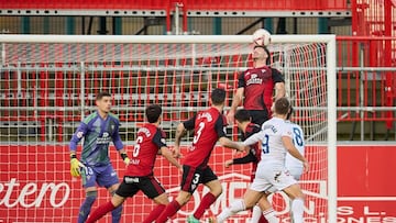 Un momento del duelo entre Mirandés y Eldense.