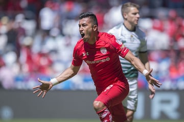 En su partido en la fase regular del Clausura 2018, el Toluca derrotó 2-0 a Santos en duelo de la jornada 8 en el Estadio Nemesio Diez, con dos goles de Fernando Uribe, la gran figura de los Diablos Rojos en la actual Liguilla, ya que ha anotado en cinco ocasiones. 