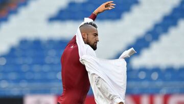  Bayern Munich&#039;s Chilian midfielder Arturo Vidal removes his shirt  during a training session at the Santiago Bernabeu stadium in Madrid in Madrid on April 17, 2017, on the eve of the UEFA Champions League quarter-final second leg football match Real