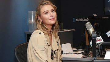 Maria Sharapova posa en un estudio de radio antes de una entrevista.