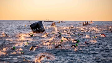 Imagen del tramo de nataci車n de una prueba de triatl車n.