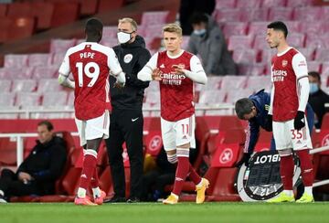 Martin Odegaard comes on as a substitute to replace Nicolas Pepe.