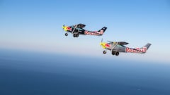 Nunca antes visto: ¡pilotos cambiarán de avión en pleno vuelo!