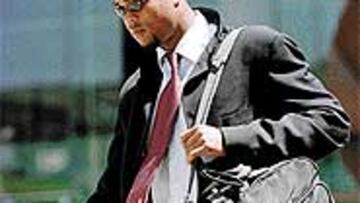 <b>REGRESO SIN GLORIA</B>. Patrick Kluivert llegará hoy de vuelta a España, expulsado por las autoridades.