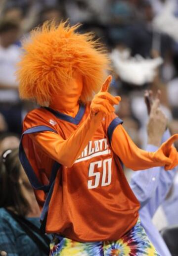  El fánatico de los Charlotte Bobcats Everette Harris anima a su equipo en su último partido de una brillante temporada.