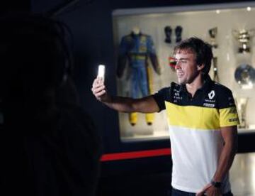 Fernando Alonso viste ya como nuevo piloto de Renault