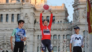 El ciclista esloveno del Bora Primoz Roglic (c), durante la última etapa de la 79ª edición de la Vuelta Ciclista a España, en la sede de Telefónica, a 8 de septiembre de 2024, en Madrid (España). Esta 79ª edición de la Vuelta a España masculina llega a su fin con su etapa 21. Será con una contrarreloj individual de 24,6 kilómetros por la ciudad de Madrid, con salida en el Distrito Telefónica y con llegada a Gran Vía.
08 SEPTIEMBRE 2024
Rafael Bastante / Europa Press
08/09/2024