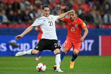 Germany's midfielder Sebastian Rudy (L) vies with Chile's midfielder Marcelo Diaz during the 2017 Confederations Cup group B football match between Germany and Chile at the Kazan Arena Stadium in Kazan on June 22, 2017. / AFP PHOTO / FRANCK FIFE