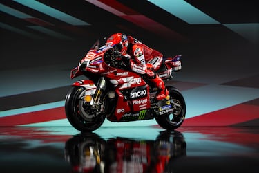 Marc Márquez:  “El 2025 ha representado un momento clave de mi vida y de mi carrera. Un desafío contra todas las dificultades, para demostrarme ante todo a mí mismo que podía volver a ganar. No presto demasiada atención a los números y los récords, pero 2026 representa igualmente un nuevo reto. Revalidar será aún más difícil, pero tenemos a nuestro favor la posibilidad de aprovechar al máximo el paquete de la Desmosedici GP, que es el más competitivo y fiable”.