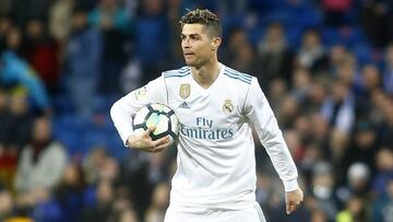 Cristiano Ronaldo, con el bal&oacute;n del partido tras marcar un p&oacute;ker al Girona.