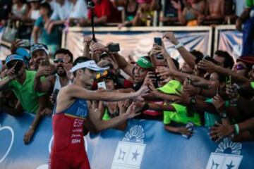 Mario Mola saluda al público tras proclamarse campeón del Mundo.triatlon










