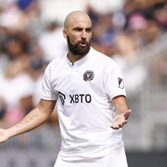 Phil Neville pone en duda el regreso a la titularidad de Gonzalo Higuaín