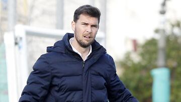 V&iacute;ctor Cea, exentrenador del Talavera, da instrucciones a sus jugadores durante el partido contra el DUX Inter.