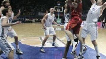 <b>DEFENSA AGOBIANTE.</b> El trabajo de la pintura de los blancos impidió a Gasol anotar más de 9 puntos.