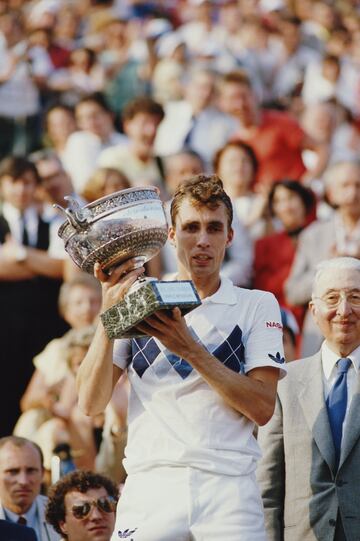 Ivan Lendl gan¨® tres t¨ªtulos de Roland Garros en su carrera, pero ninguno tan duro como el de 1984, el primero de ellos. Ya sab¨ªa lo que era jugar una final, y perderla, ante el gran Borg, una experiencia que le sirvi¨® ante otro hueso dur¨ªsimo como John McEnroe. El estadounidense era el dominador del circuito aquel a?o en el que lleg¨® a dicha final sin haber perdido ni un solo partido. Pero el checo rompi¨® la racha gracias a una proeza inolvidable, remontando dos sets: 3-6, 2-6, 6-4, 7-5, 7-5. Hist¨®rico.
