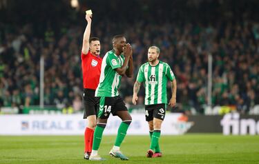 El árbitro Soto Grado muestra la cartulina amarilla a William Carvalho.