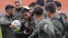 Lodi, felicitado por los jugadores del Atl&eacute;tico. 