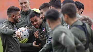 Lodi, felicitado por los jugadores del Atlético.
