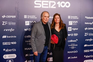 El cantante y compositor, Joan Manuel Serrat, con esposa, la actriz Candela Tiffón.