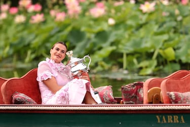 Aryna Sabalenka abrazada al trofeo de campeona del Abierto de Australia montando en góndola.