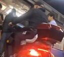 Hombre entró manejando una moto al Metro de Santiago y se hizo viral: ¡Vagón estaba lleno!