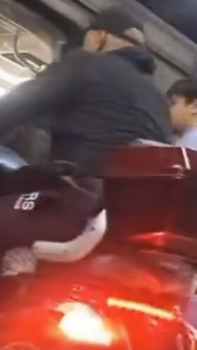 Hombre entró manejando una moto al Metro de Santiago y se hizo viral: ¡Vagón estaba lleno!